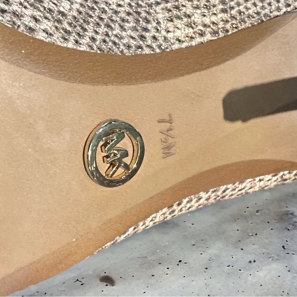 New MICHAEL KORS Oyster Mott Cross Body purse with matching shoes size 7 1/2 - Picture 16 of 17